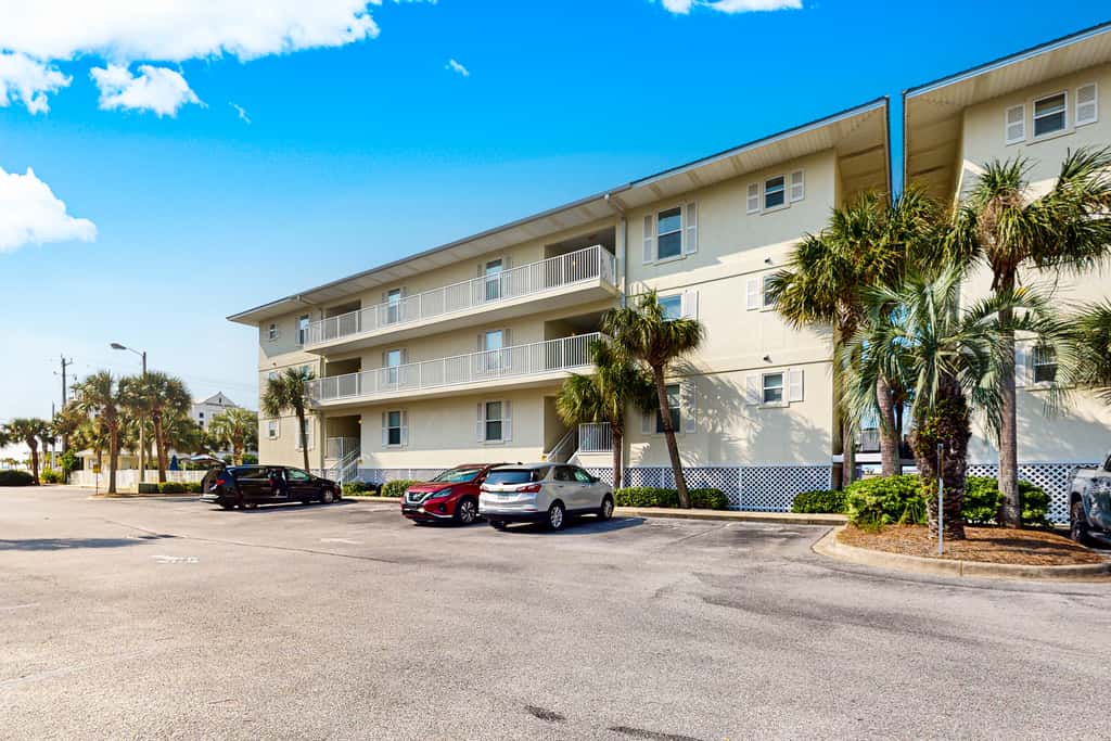 Bright condo with shared pool, beach access & central location