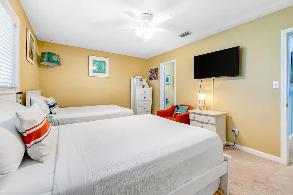 Beachfront Townhome with Beautiful Gulf Views, Decks, WiFi, Laundry, & AC!