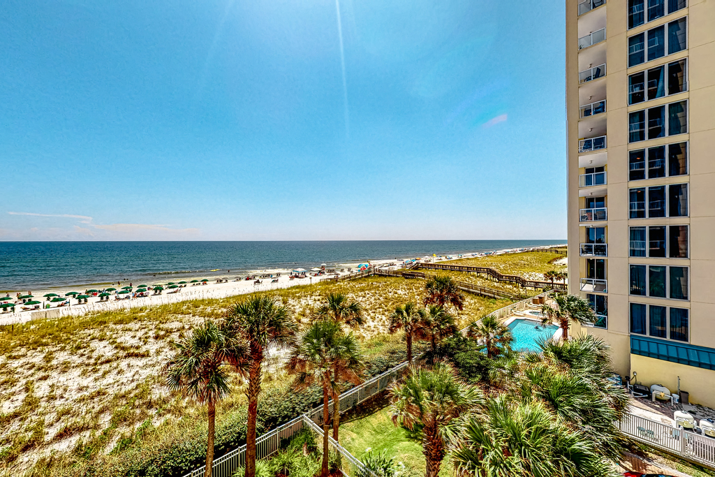 3rd-Floor Gulf-Front Condo w/Balcony, Shared Hot Tub, Heated Pool, & Fast WiFi
