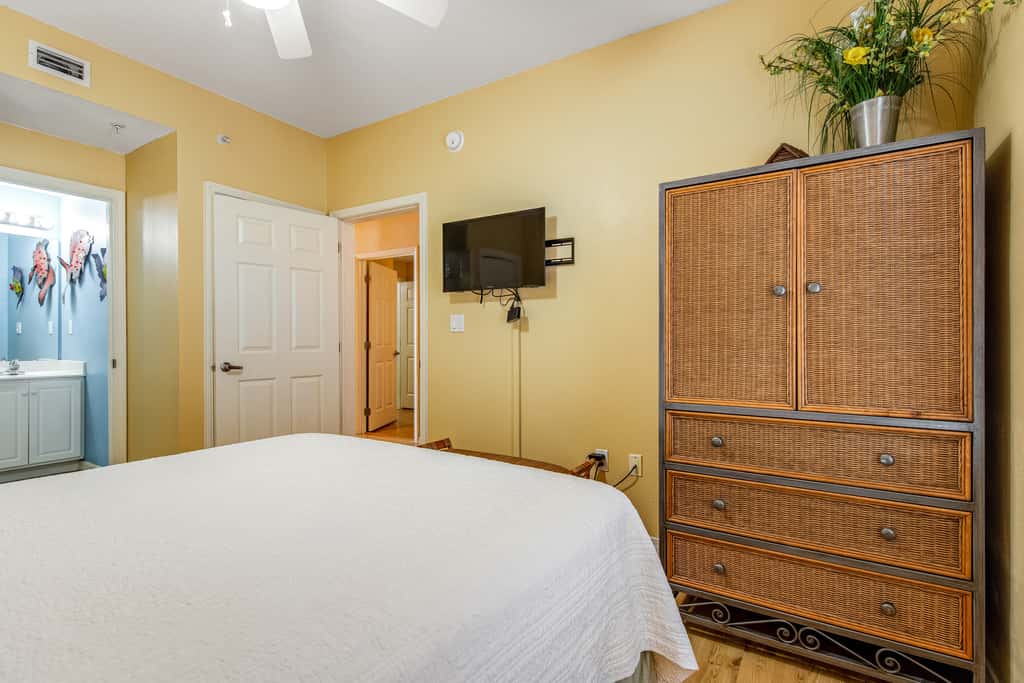 Oceanfront condo with WiFi, central AC, & shared pool and hot tub - great views
