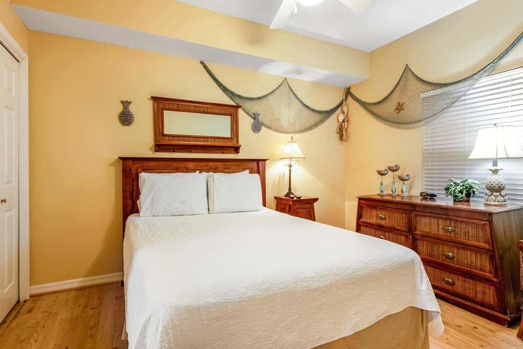 Oceanfront condo with WiFi, central AC, & shared pool and hot tub - great views