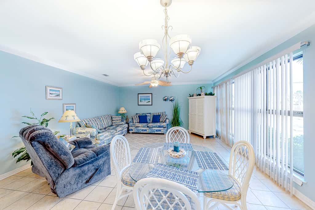 Pool-side condo with pool, private washer&dryer, walk to beach & free WiFi
