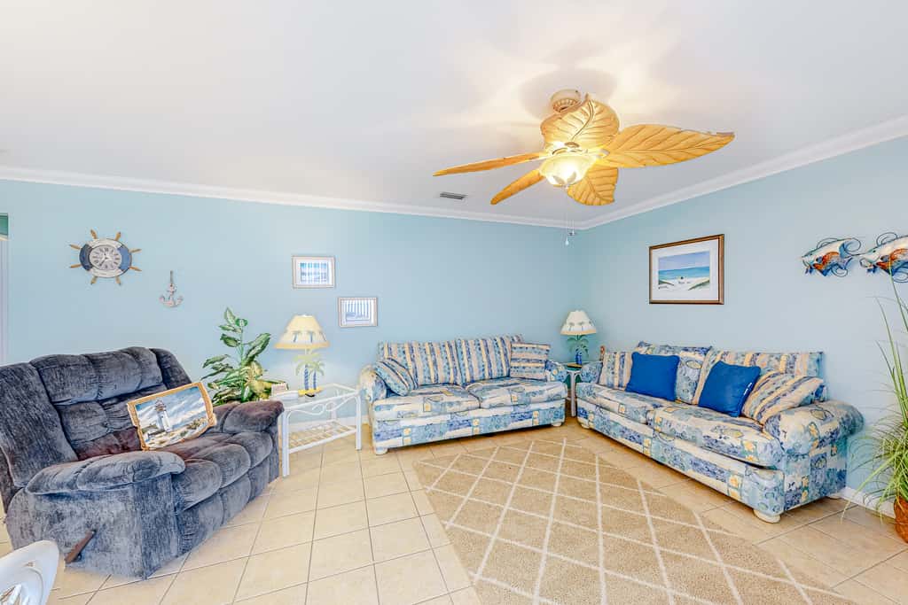 Pool-side condo with pool, private washer&dryer, walk to beach & free WiFi