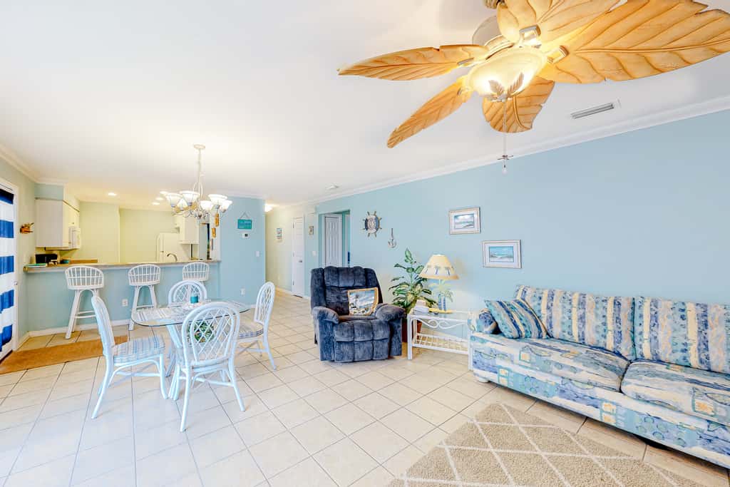 Pool-side condo with pool, private washer&dryer, walk to beach & free WiFi