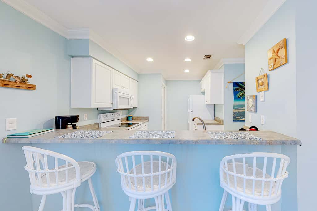 Pool-side condo with pool, private washer&dryer, walk to beach & free WiFi