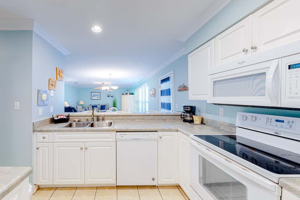 Pool-side condo with pool, private washer&dryer, walk to beach & free WiFi