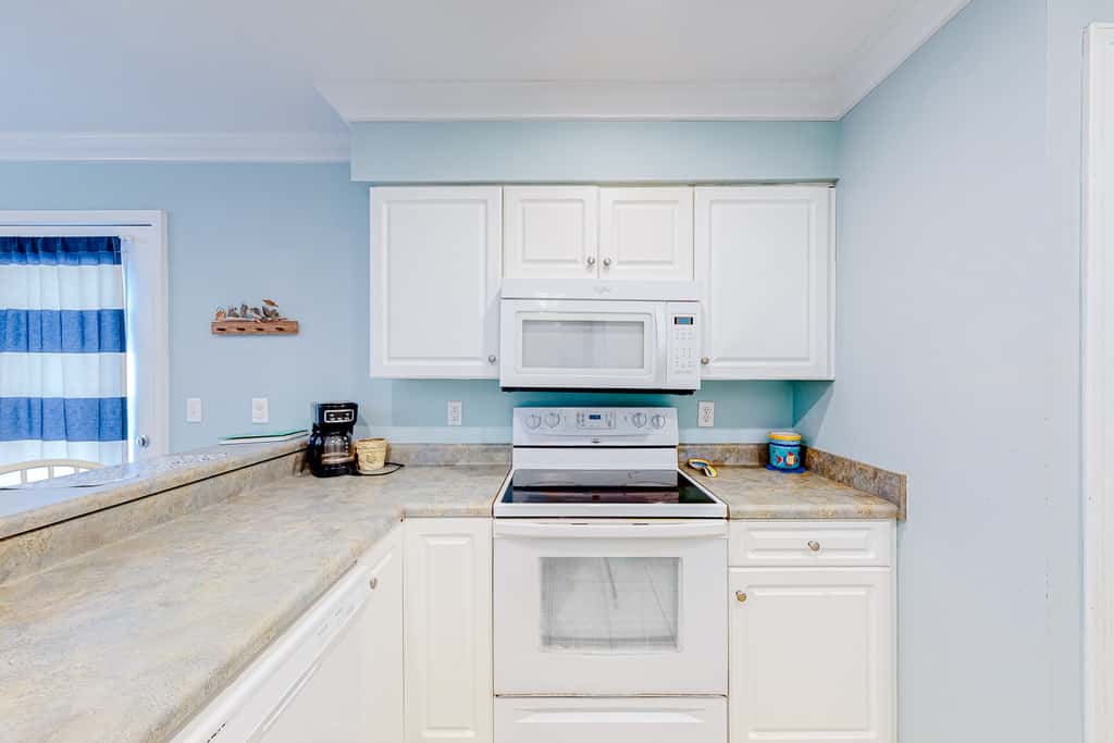 Pool-side condo with pool, private washer&dryer, walk to beach & free WiFi