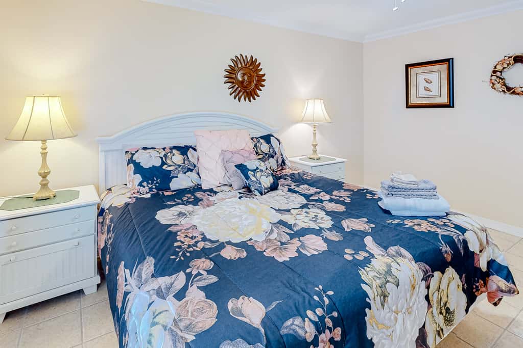 Pool-side condo with pool, private washer&dryer, walk to beach & free WiFi