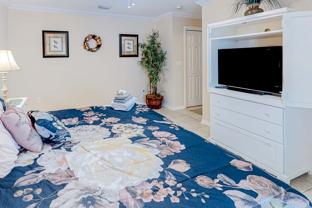 Pool-side condo with pool, private washer&dryer, walk to beach & free WiFi