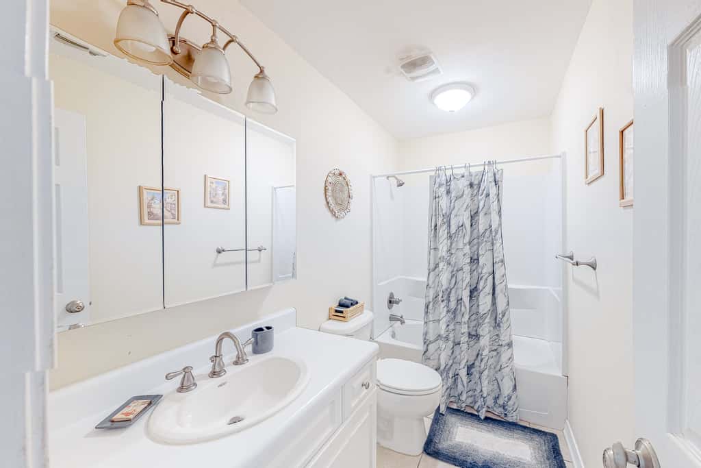 Pool-side condo with pool, private washer&dryer, walk to beach & free WiFi