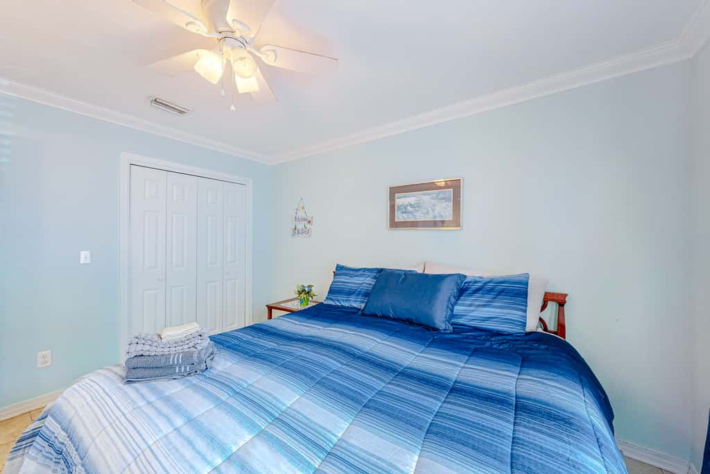 Pool-side condo with pool, private washer&dryer, walk to beach & free WiFi