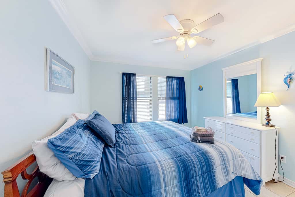 Pool-side condo with pool, private washer&dryer, walk to beach & free WiFi