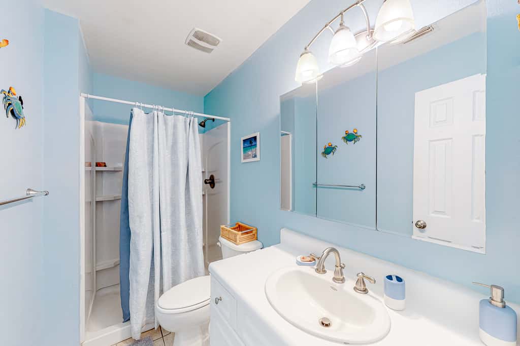 Pool-side condo with pool, private washer&dryer, walk to beach & free WiFi