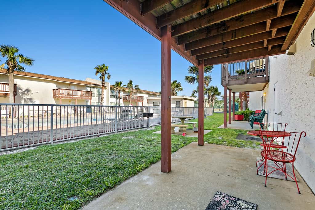 Pool-side condo with pool, private washer&dryer, walk to beach & free WiFi