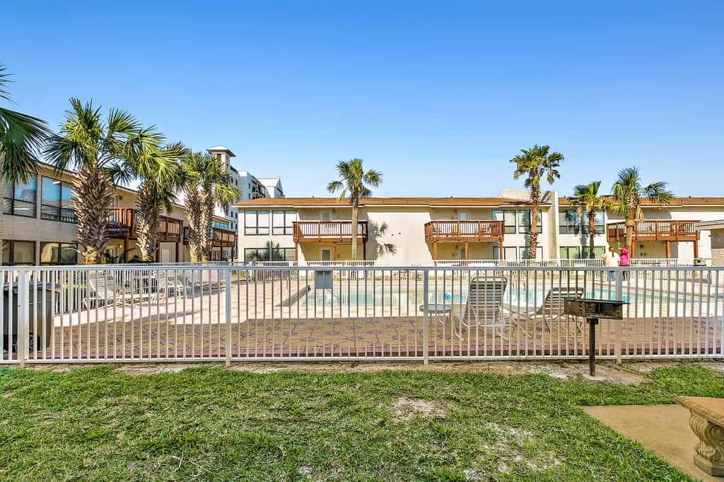Pool-side condo with pool, private washer&dryer, walk to beach & free WiFi