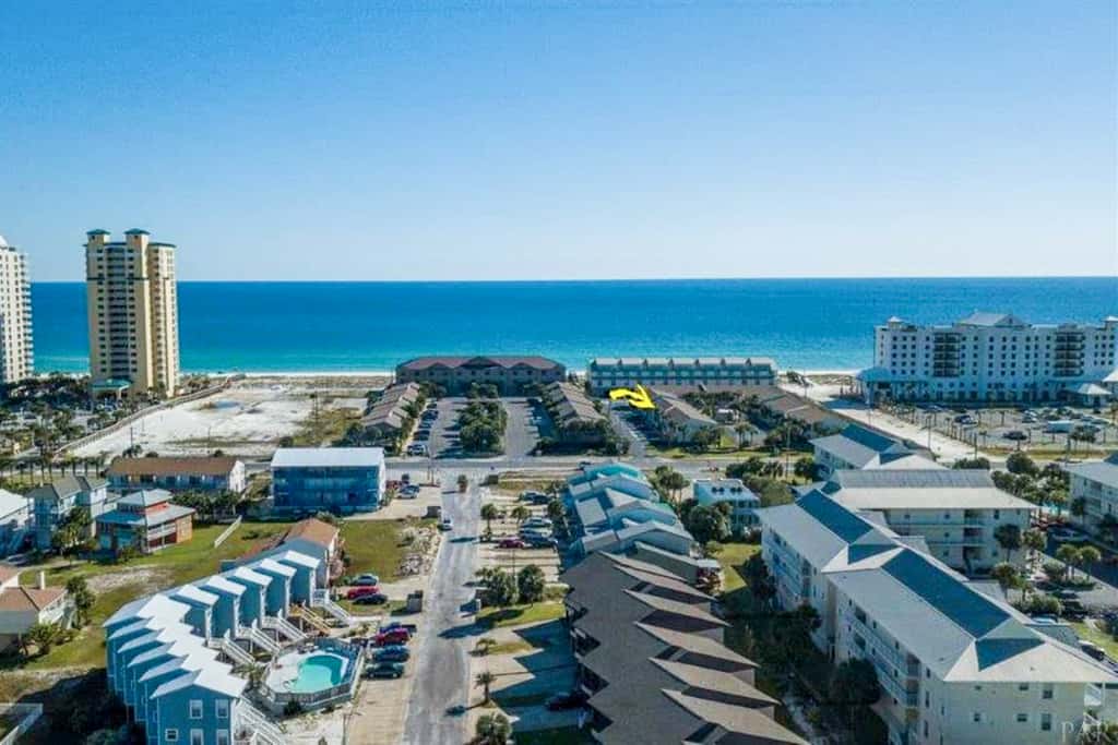 Pool-side condo with pool, private washer&dryer, walk to beach & free WiFi