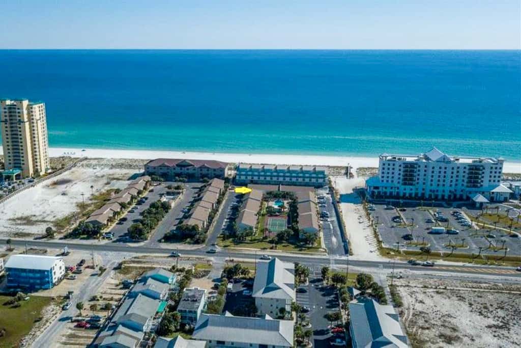 Pool-side condo with pool, private washer&dryer, walk to beach & free WiFi