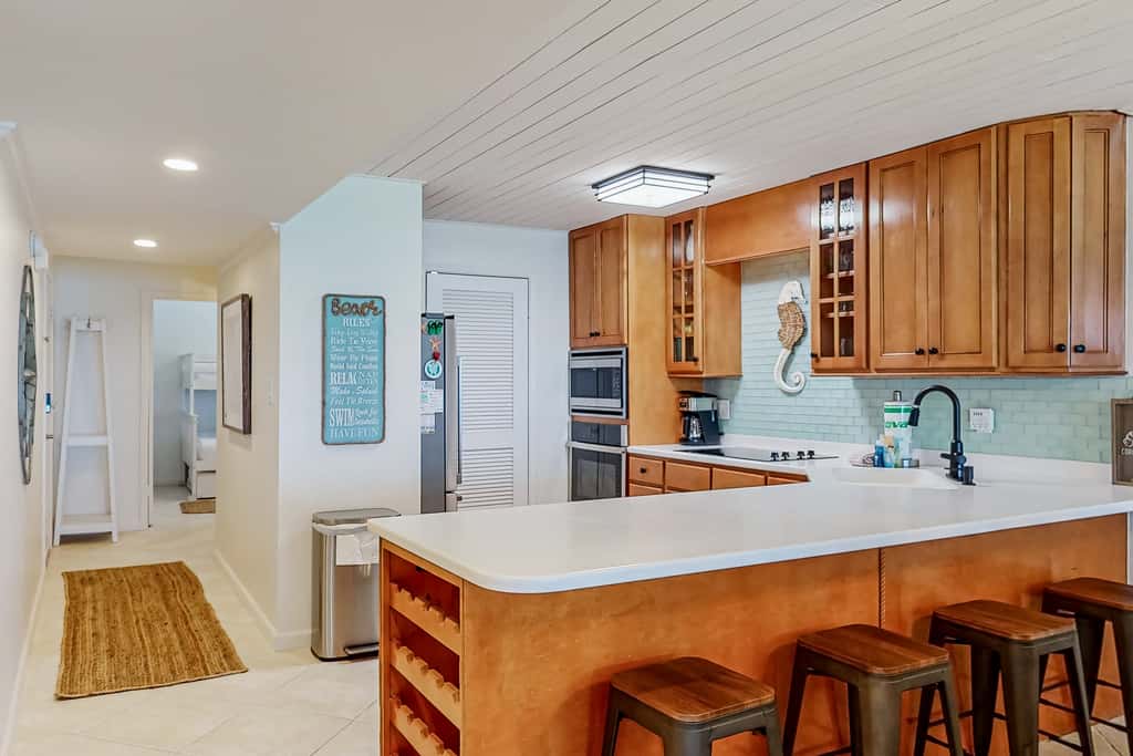 Beachfront resort condo with beach & lake access, pools, saunas & tennis