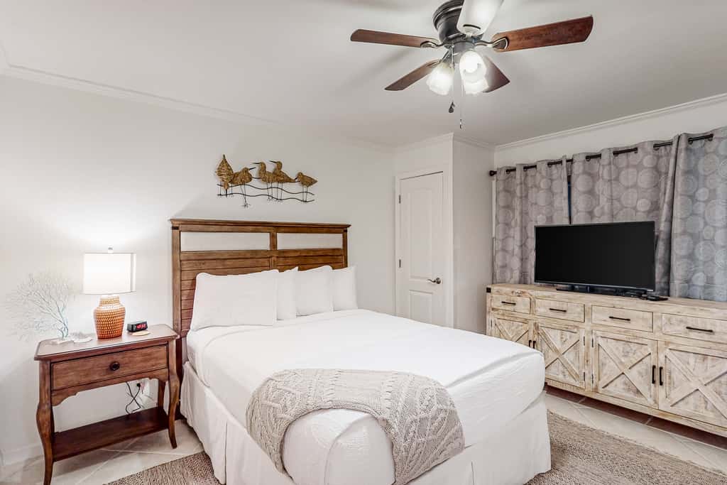 Beachfront resort condo with beach & lake access, pools, saunas & tennis