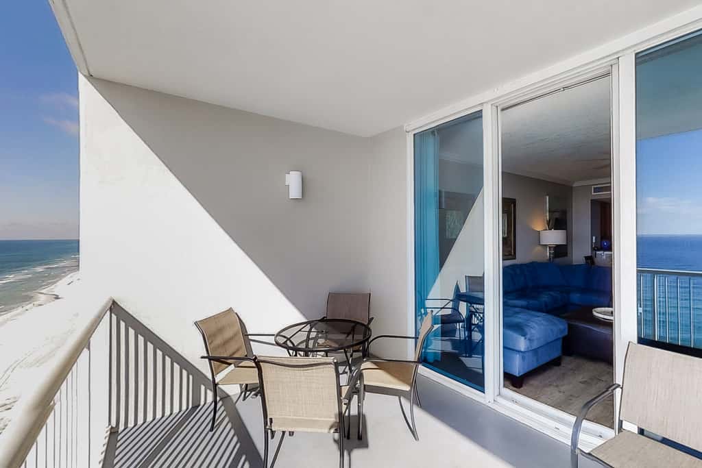 Contemporary flat with Gulf views, furnished balcony & beach access