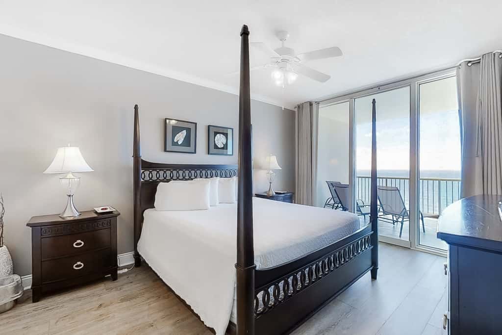 Contemporary flat with Gulf views, furnished balcony & beach access