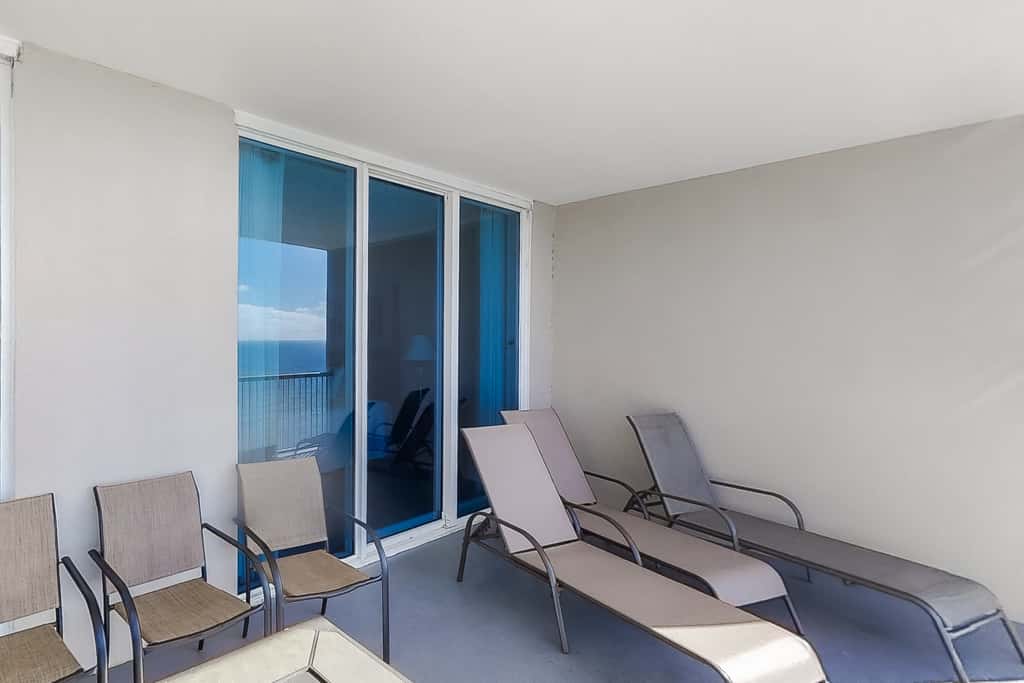 Contemporary flat with Gulf views, furnished balcony & beach access