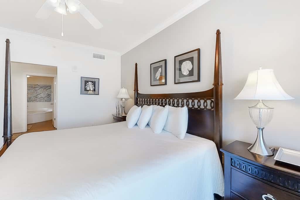 Contemporary flat with Gulf views, furnished balcony & beach access