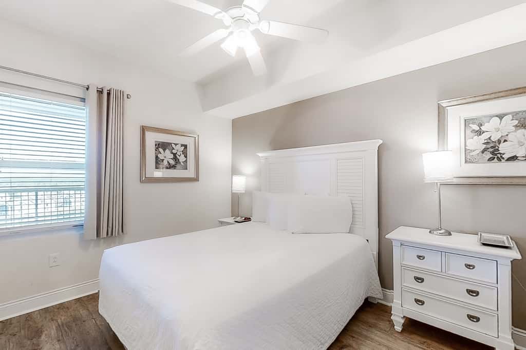 Contemporary flat with Gulf views, furnished balcony & beach access