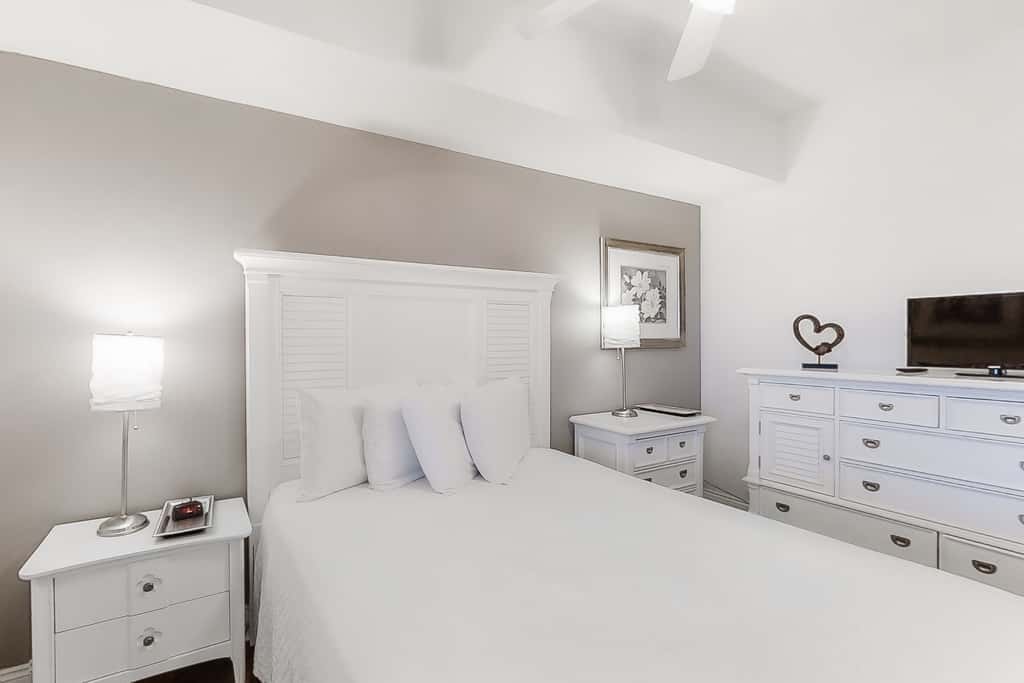 Contemporary flat with Gulf views, furnished balcony & beach access