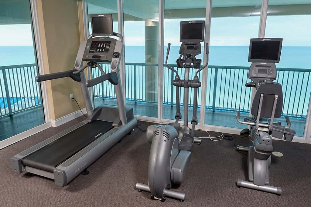 Contemporary flat with Gulf views, furnished balcony & beach access