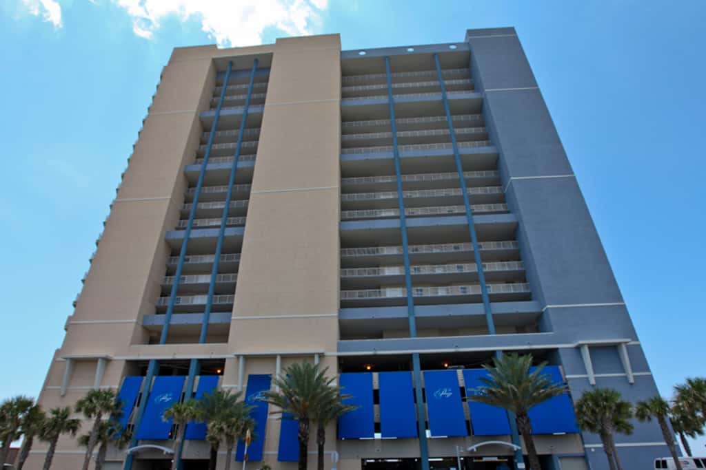 Contemporary flat with Gulf views, furnished balcony & beach access