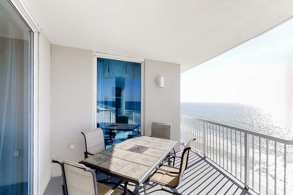 Corner-condo with wraparound deck, beach access & pool,hot tub