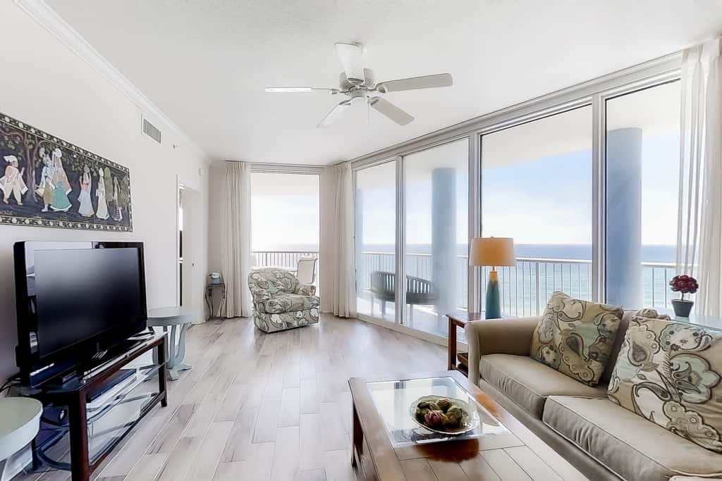 Corner-condo with wraparound deck, beach access & pool,hot tub