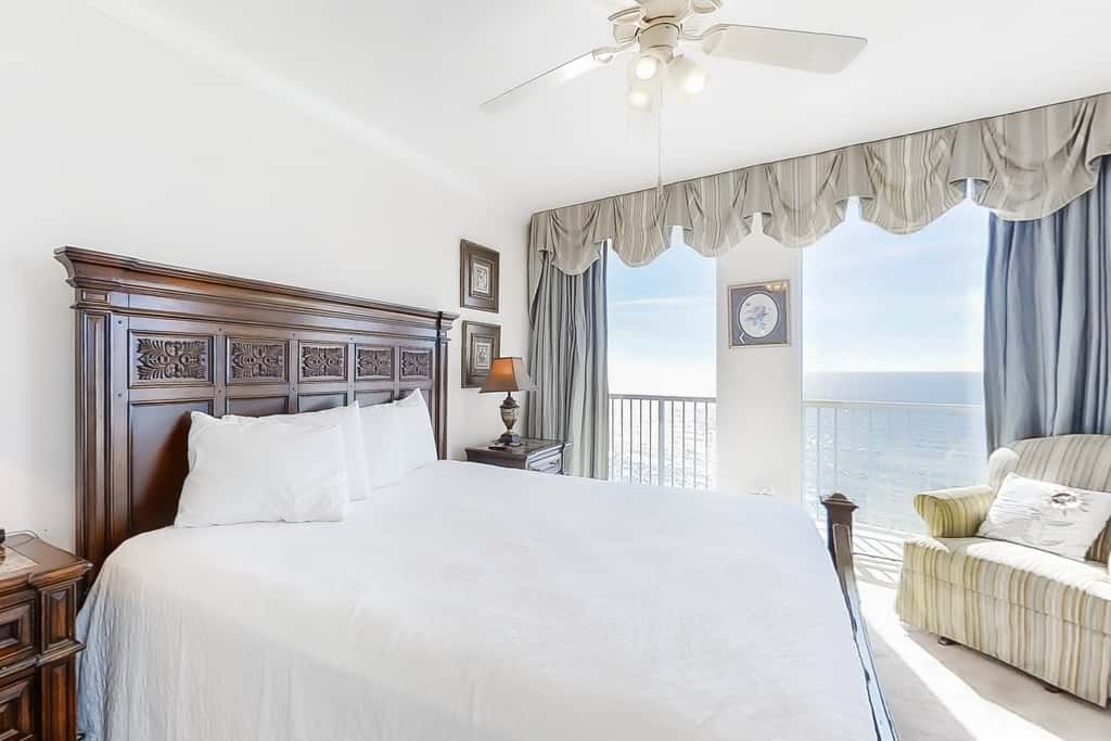 Corner-condo with wraparound deck, beach access & pool,hot tub