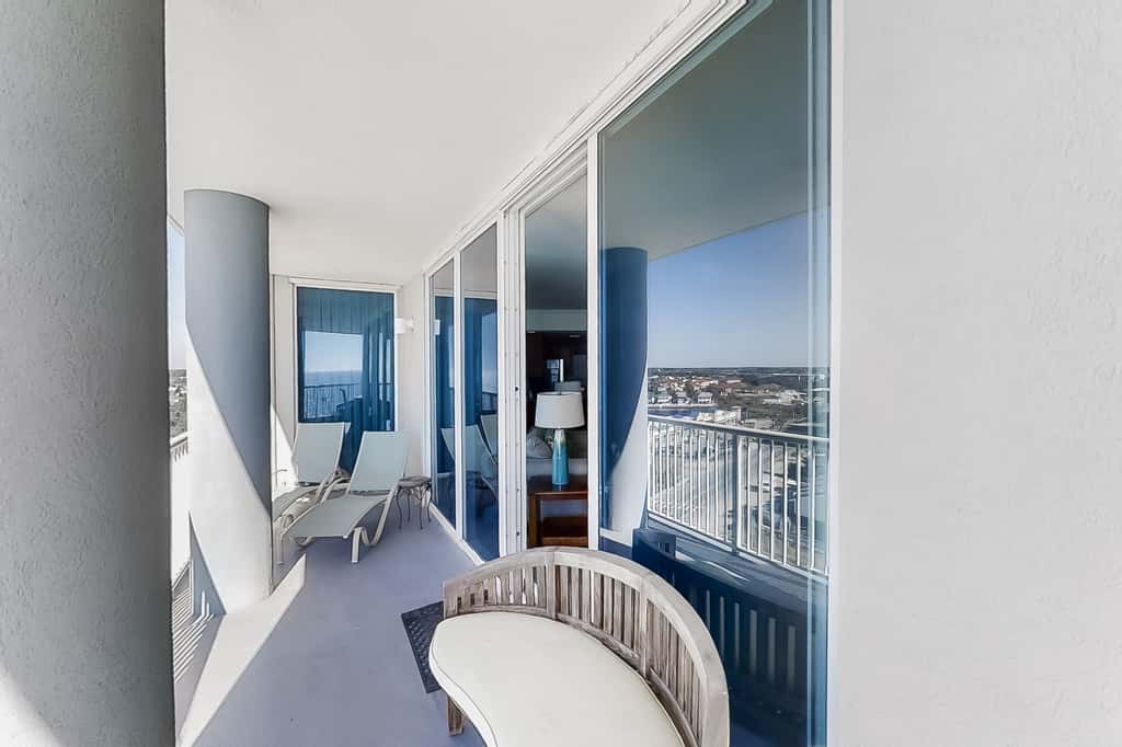 Corner-condo with wraparound deck, beach access & pool,hot tub