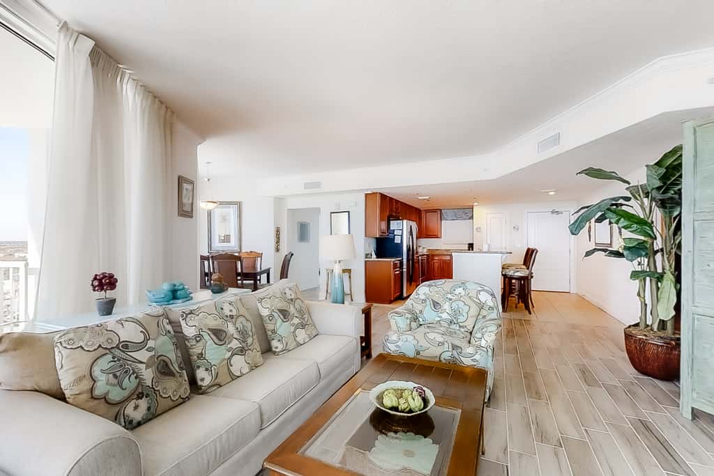 Corner-condo with wraparound deck, beach access & pool,hot tub