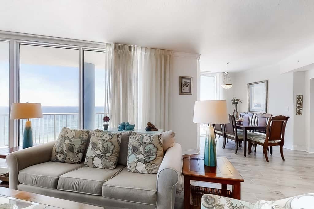 Corner-condo with wraparound deck, beach access & pool,hot tub