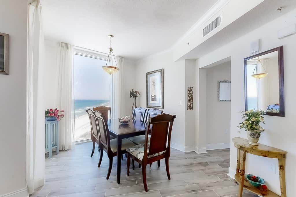 Corner-condo with wraparound deck, beach access & pool,hot tub