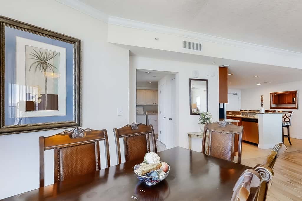 Corner-condo with wraparound deck, beach access & pool,hot tub
