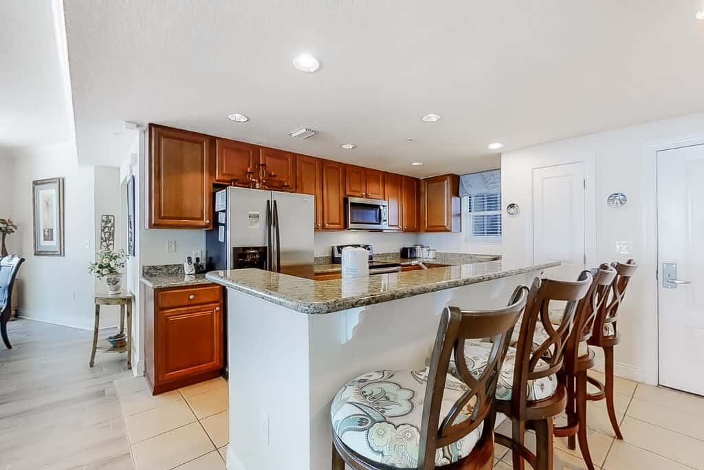 Corner-condo with wraparound deck, beach access & pool,hot tub