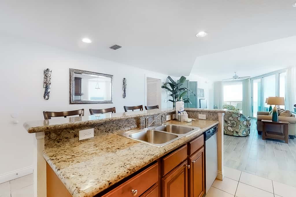 Corner-condo with wraparound deck, beach access & pool,hot tub