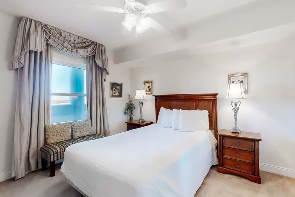 Corner-condo with wraparound deck, beach access & pool,hot tub