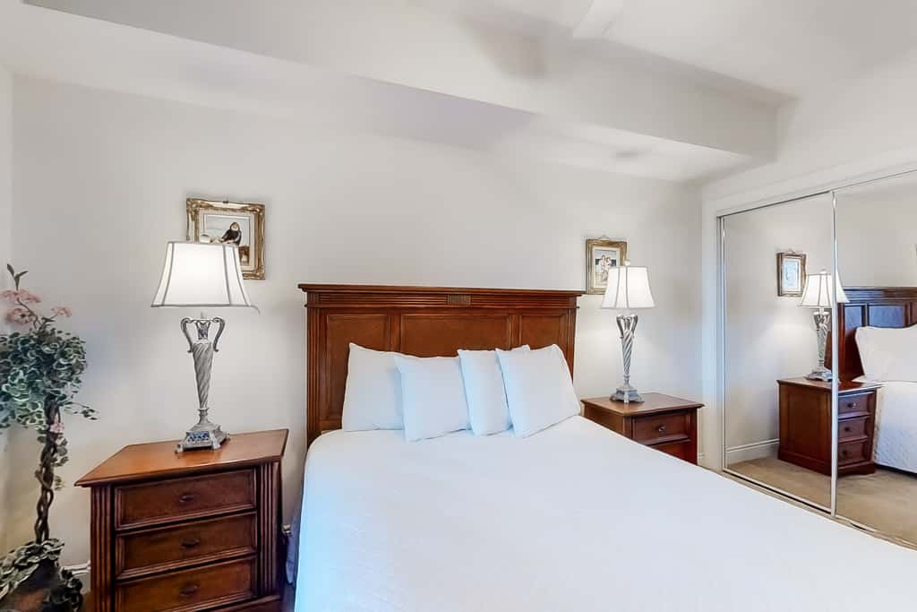 Corner-condo with wraparound deck, beach access & pool,hot tub