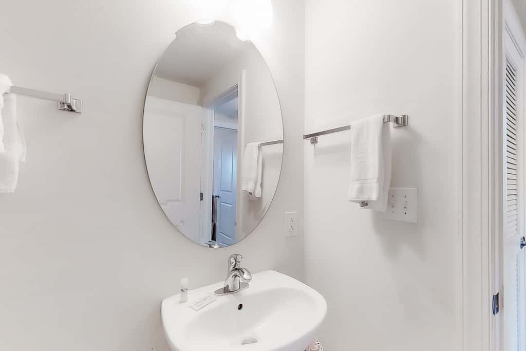 Corner-condo with wraparound deck, beach access & pool,hot tub