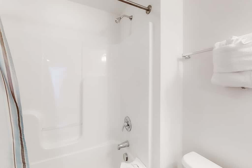Corner-condo with wraparound deck, beach access & pool,hot tub