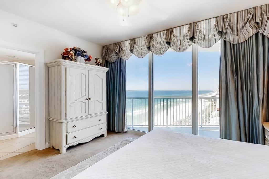 Corner-condo with wraparound deck, beach access & pool,hot tub