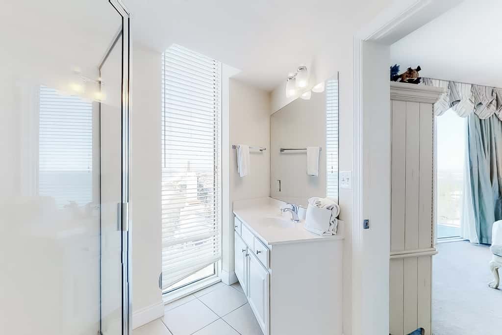 Corner-condo with wraparound deck, beach access & pool,hot tub