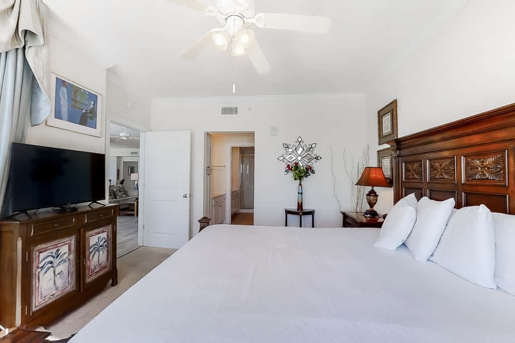 Corner-condo with wraparound deck, beach access & pool,hot tub