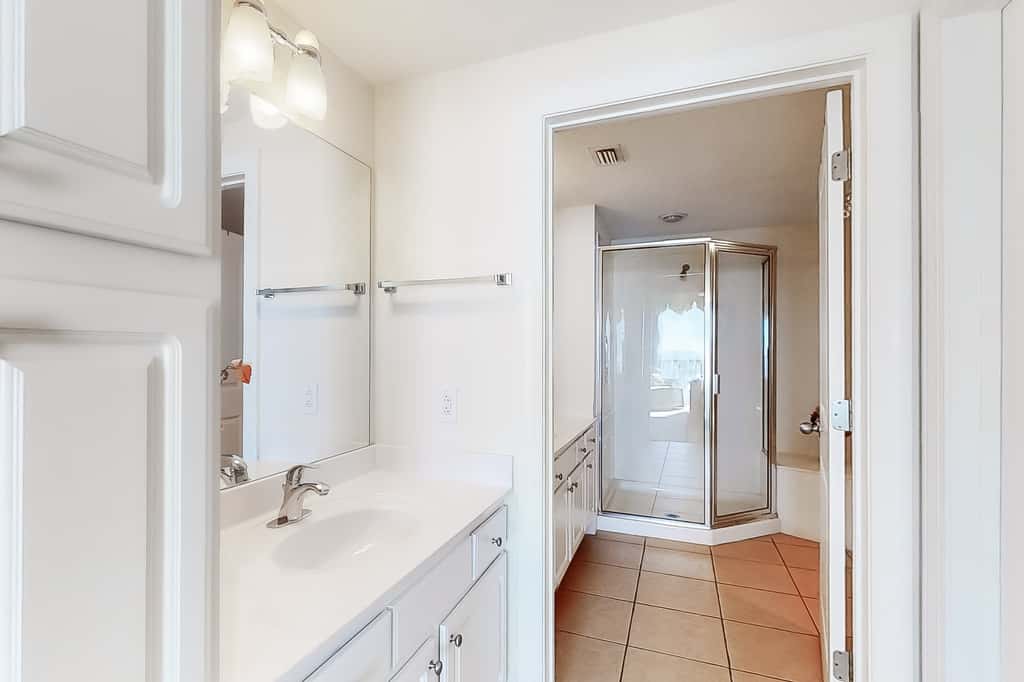 Corner-condo with wraparound deck, beach access & pool,hot tub