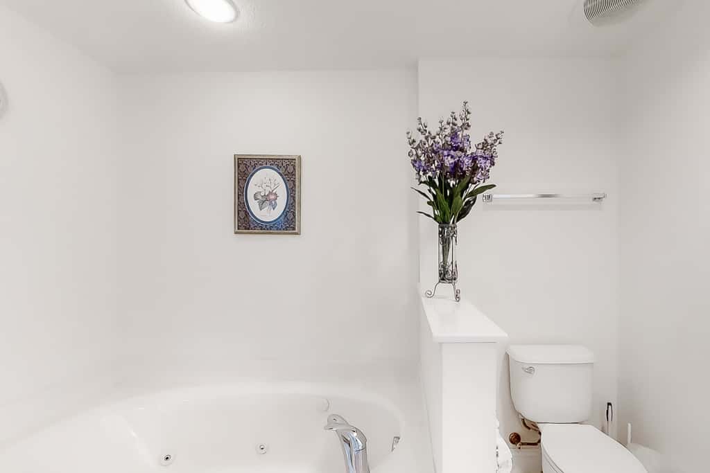 Corner-condo with wraparound deck, beach access & pool,hot tub
